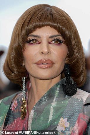 Lisa Rinna debuted a bowl haircut during Fashion。